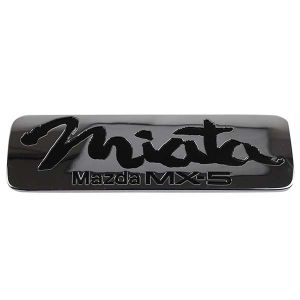 Emblème Mazda MX5 sur le pare-chocs arrière de la Miata