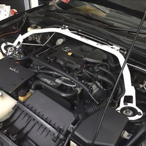 Ultra Racing 4-pont de jambe de force avant pour Mazda MX-5 NC (2005-2015) pour une plus grande rigidité du châssis, une meilleure stabilité et une sensation de direction plus directe.